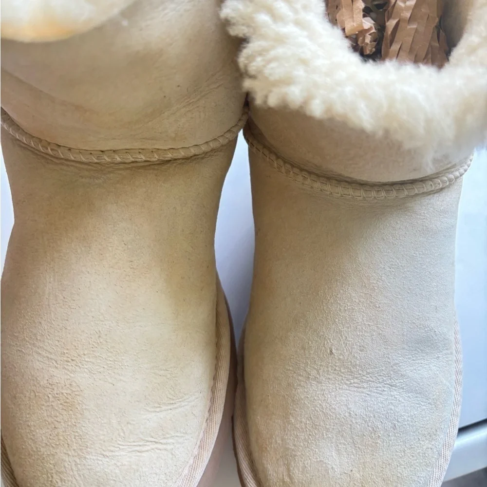 UGG Mini Bailey Button II